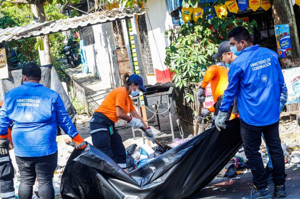 

Personal de Gobernación y Protección Civil removieron basura de las calles en la colonia Las Margaritas, Soyapanago.