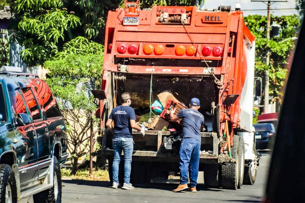 Parte de la recolección de basura en la jornada de limpieza en la colonia Valle Nuevo, Soyapango.