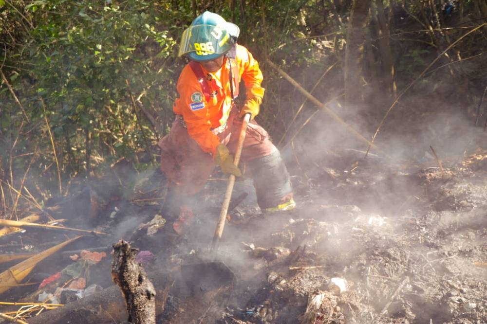 Bomberos utilizan otro tipo de herramientas para sofocar el incendio en maleza seca. / Cortesía Bomberos.