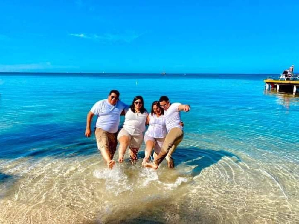 Los integrantes de la familias salvadoreña Alvarado Salazar en una de las fotos de sus vacaciones en Roatán, Honduras