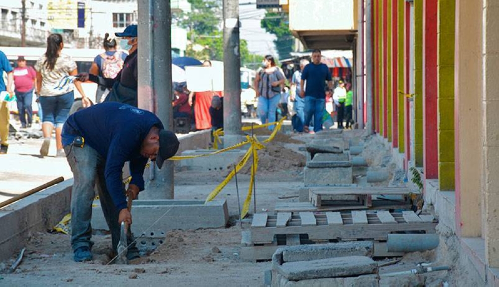 Al menos unos 30 personas trabajan en la zona de construcción. / Lisbeth Ayala