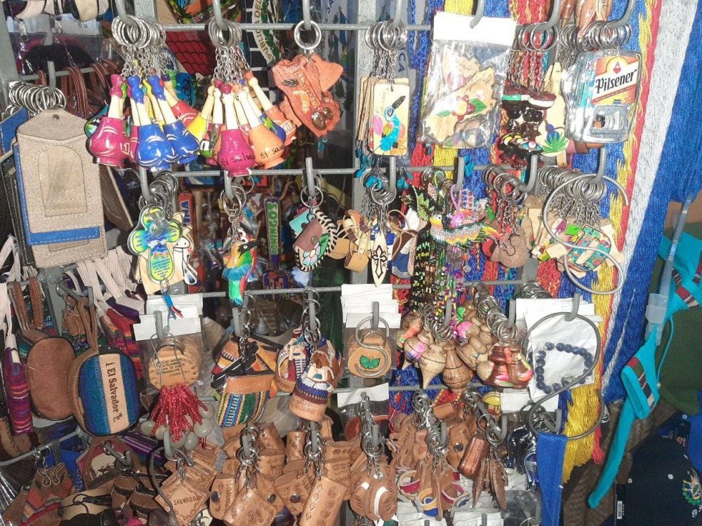 Artesanías y productos que ofrece el negocio “Regalo de Dios”, en el mercado ExCuartel / Foto de Walter Solórzano. DEM. 
