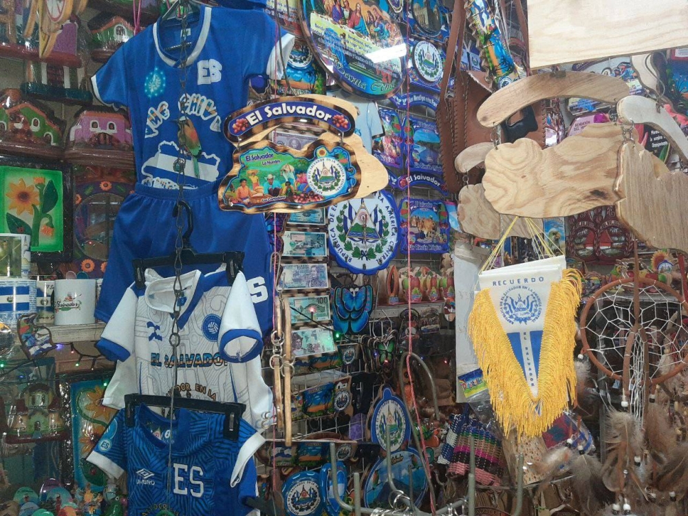 Artesanías y productos que ofrece el negocio “Regalo de Dios”, en el mercado ExCuartel / Foto de Walter Solórzano. DEM. 