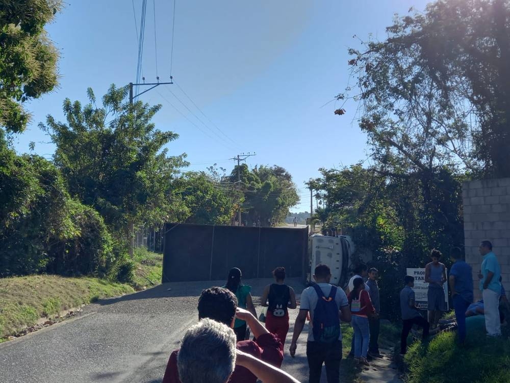 Un camión que transportaba grava volcó y dejó dos personas lesionadas. / Cortesía Berenisse Cornejo.