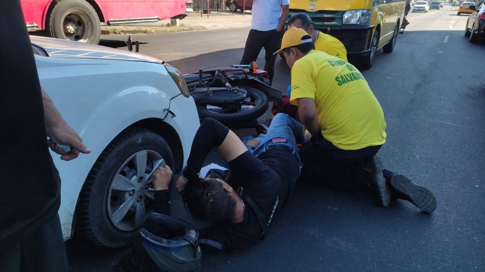 Comandos de Salvamento atendieron un accidente, donde resultó lesionado un motociclista. / Cortesía Comandos de Salvamento.