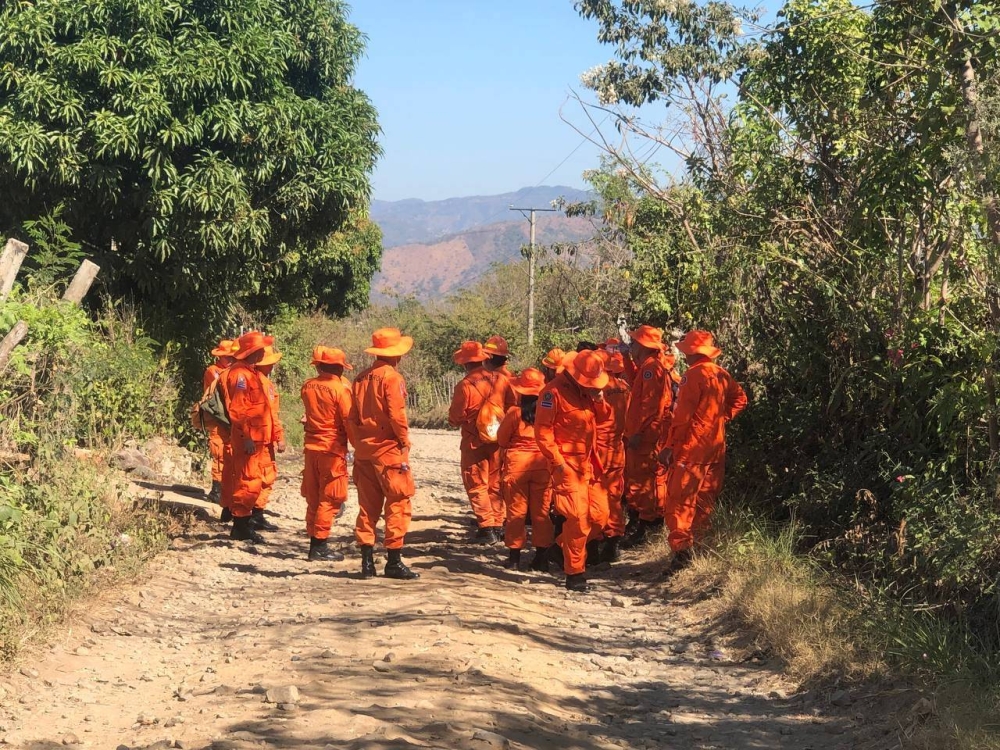 Personal del Cuerpo de Bomberos acudió ahora al cantón La Danta para inspeccionar daños en viviendas.