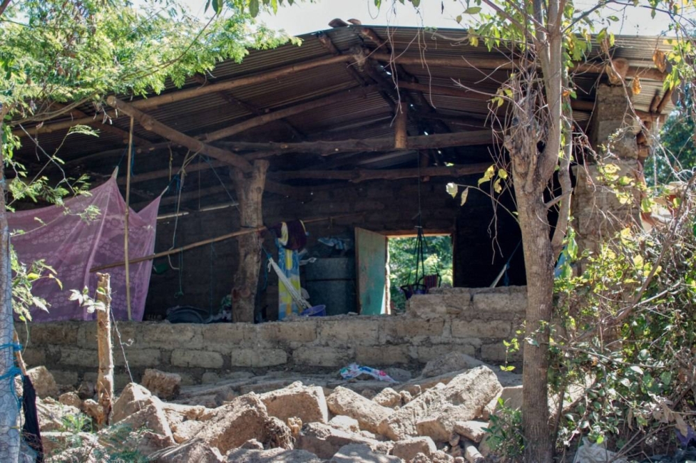 Composición de una casa en Ahuachapán tras los recientes sismos / Francisco Valle.