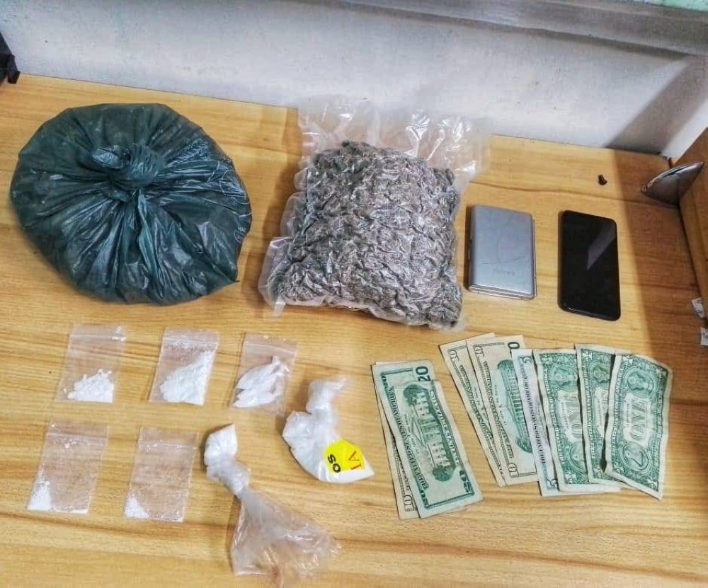 Se les incautó porciones de marihuana, también cocaína, una pesa y dinero en efectivo. Cortesía PNC