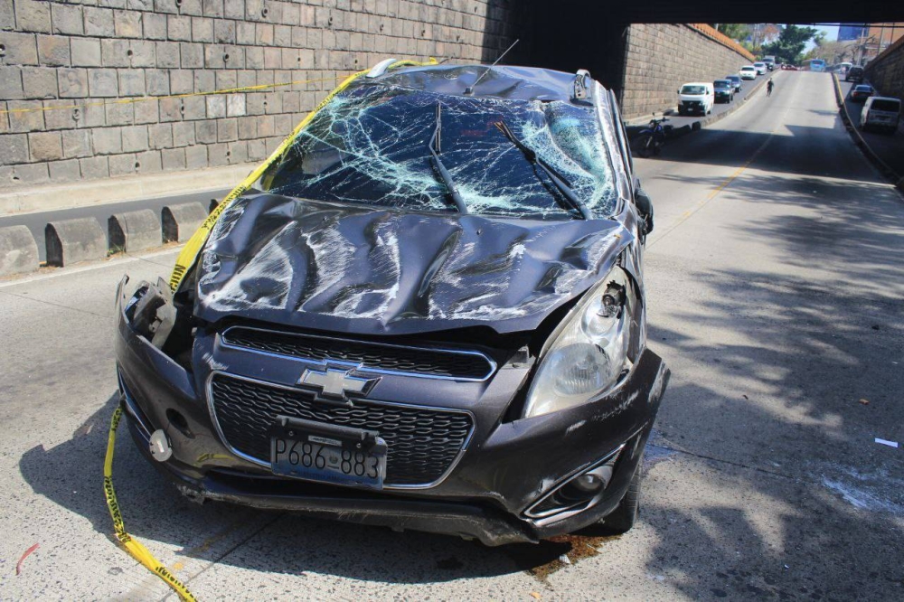 Así quedó el sedan gris donde se conducía el hombre que provocó el accidente. / Gabriel Aquino.