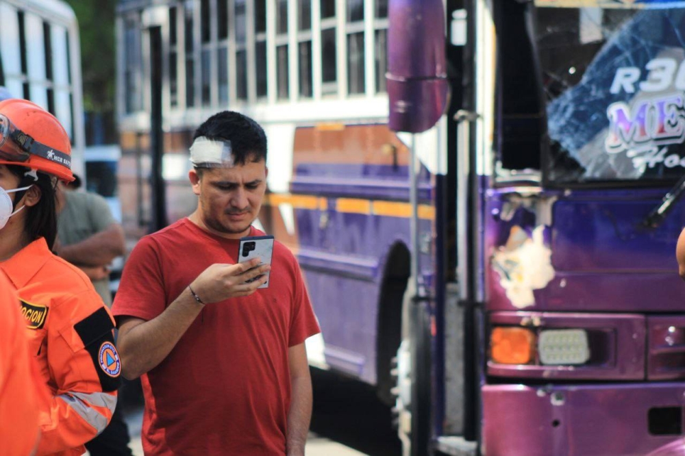 La persona que provocó el accidente de tránsito resultó con una lesión en su cabeza. / Gabriel Aquino.