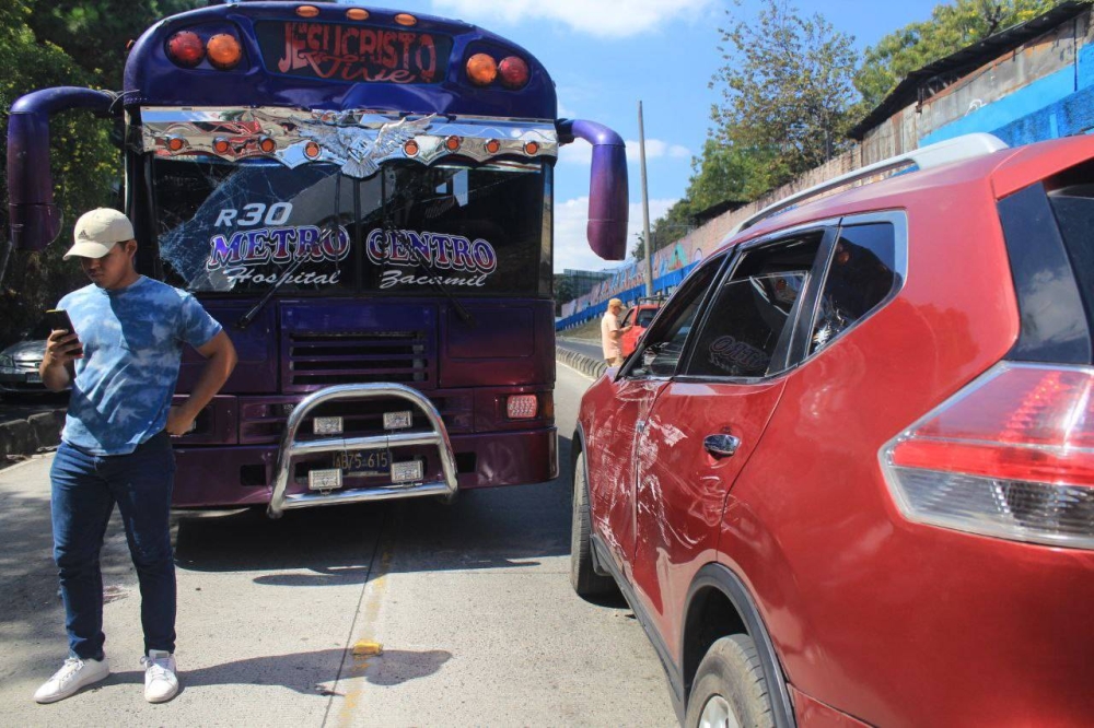 En el accidente dos automóviles y una unidad de transporte público fueron los afectados. / Gabriel Aquino.