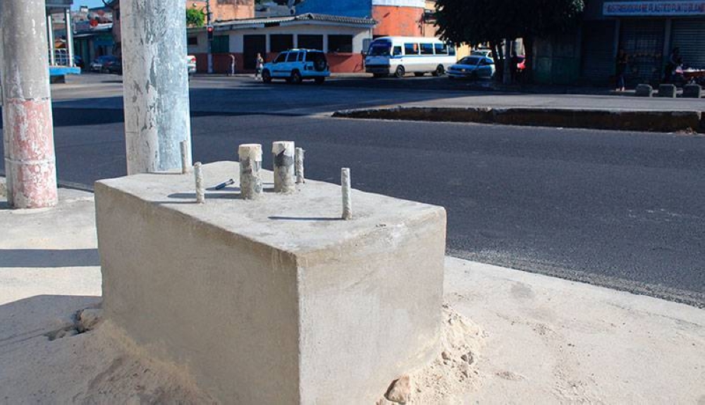 En las dos vías anunciadas por el MOP  ya hay algunas estructuras para los semáforos y su  función peatonal. / G. Aquino