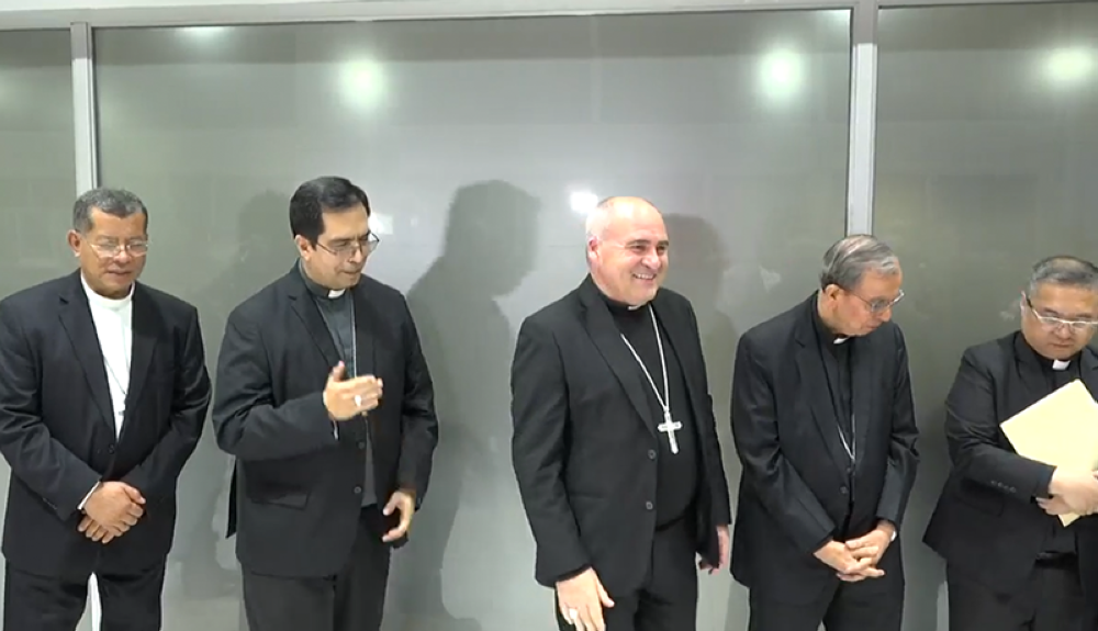 Representanes de la Conferencia Episcopal de El Salvador acompañan a Monseñor Luigi Roberto Cona, Nuncio Apostólico de El Salvador. Captura de video de TVCA