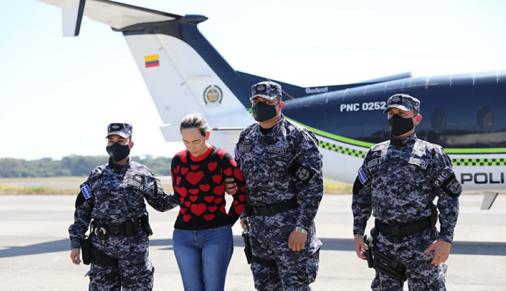 La colombiana Margareth Lizeth Chacón Zúñiga fue trasladada al Aeropuerto San Oscar Romero por agente de la PNC e Interpol. Cortesía