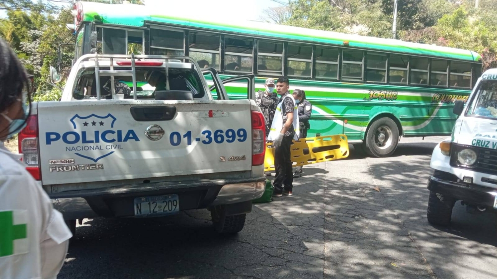 Socorristas informaron que un agente de la STO resultó lesionado / Cortesía Cruz Verde Salvadoreña.