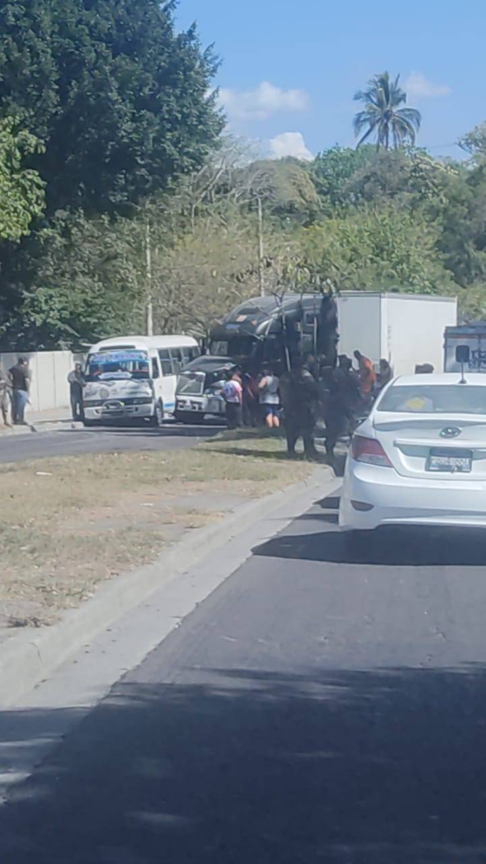 Accidente entre una rastra, un microbús y un carro sedan. / Cortesía.