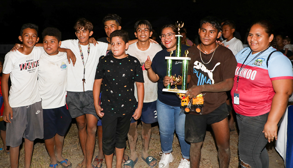 Grupo de adolescentes celebran el gane en torneo relámpago en El Tamarindo. Cortesía SDP