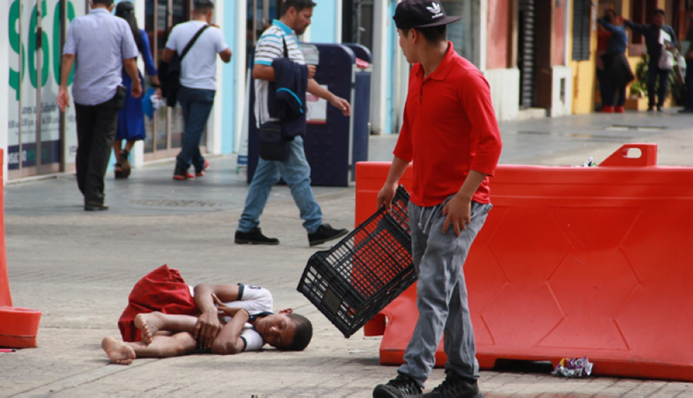 Personas de la zona dicen que cuando pueden lo ayudan con alimentos y bebidas / Javier Chávez - El Heraldo de Tabasco. 