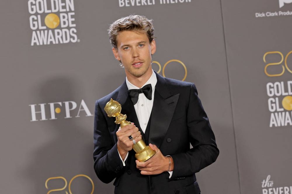 Austin Butler poses with his award for Best Actor in a Motion Picture - Drama 