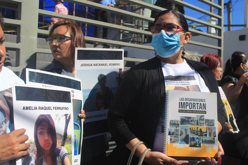Bloque de personas desaparecidas en El Salvador entrega álbum fotográfico de 43 casos de personas desaparecidas a la Fiscalía. Gabriel Aquino. 