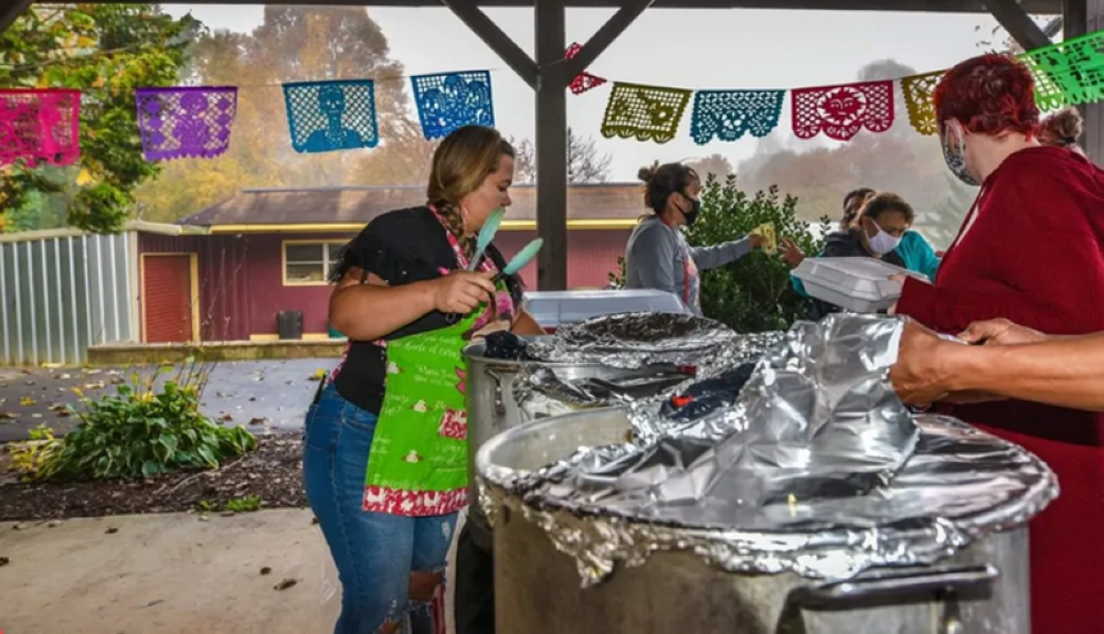 La salvadoreña ayuda junto a otras organizaciones a migrantes de escasos recursos / Cortesía La Noticia.