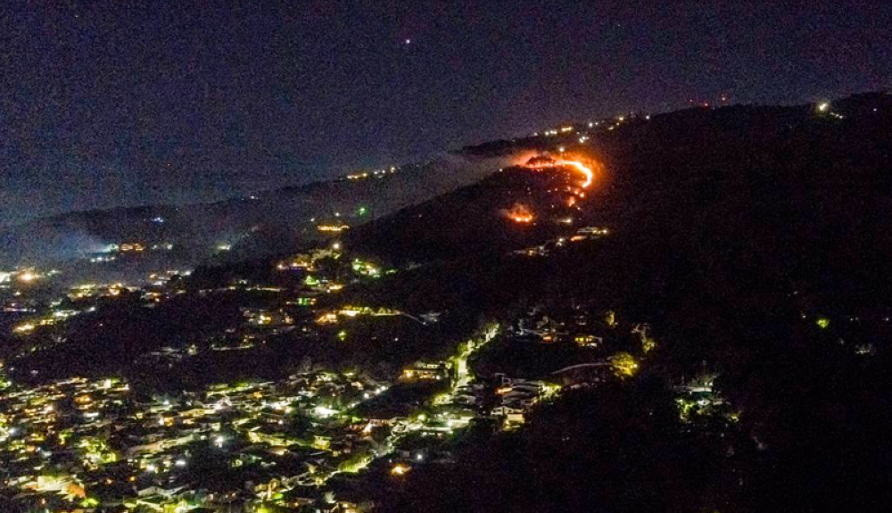 El incendio forestal en las faldas del volcán de San Salvador se puede ver a larga distancia. Cortesía SDP