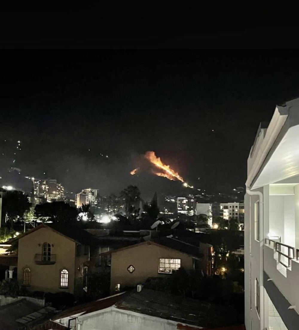 El incendio capatado desde un edificio de apartamentos en la colonia Escalón. Cortesía Adolfo Molina