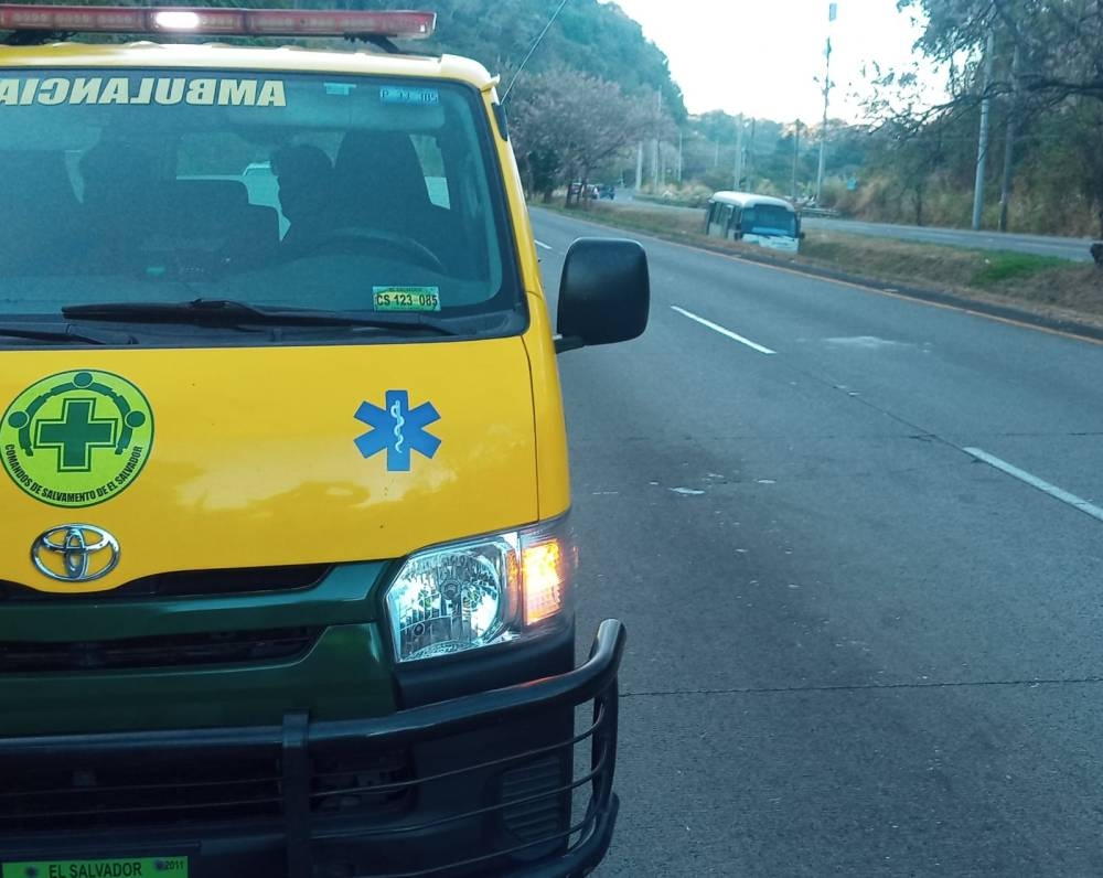 Comandos de Salvamento atendió el percance donde al menos cuatro personas resultaron lesionadas luego que un microbús perdiera el control y cayera a una zanja. / Foto Comandos de Salvamento.