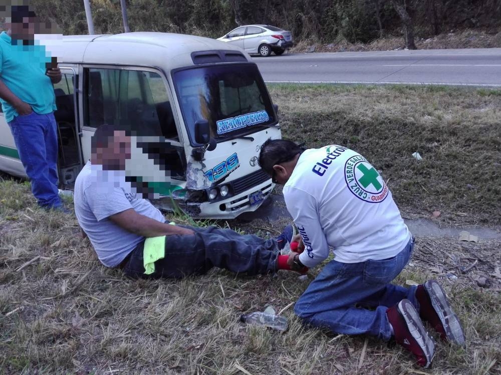 Socorristas de Cruz Verde Salvadoreña atendieron al motorista de la ruta de transporte público / Foto Cruz Verde.