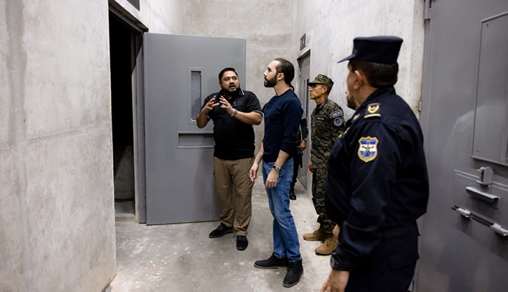 El director de Centros Penales, Osiris Luna, muestra a Bukele las celdas de castigos para los reclusos. Cortesía SDP