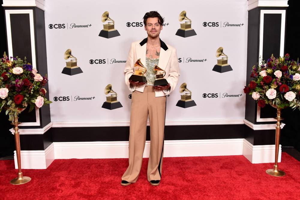 Harry Styles posa con el Premio al Mejor Álbum Vocal Pop por 