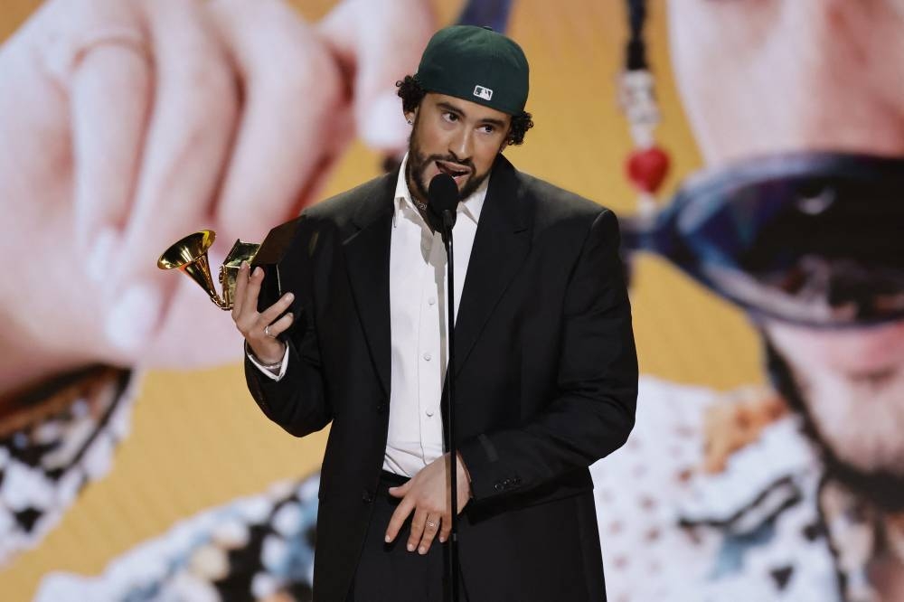 Bad Bunny acepta el premio al Mejor Álbum de Música Urbana por 