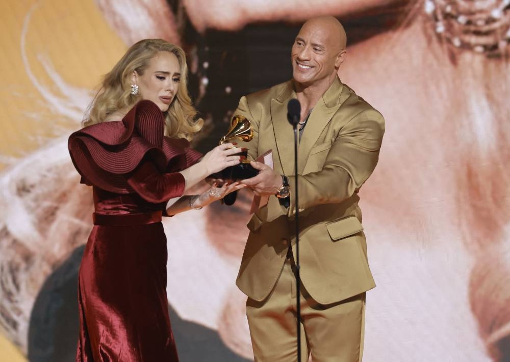 Adele acepta el premio a la Mejor interpretación pop solista por 
