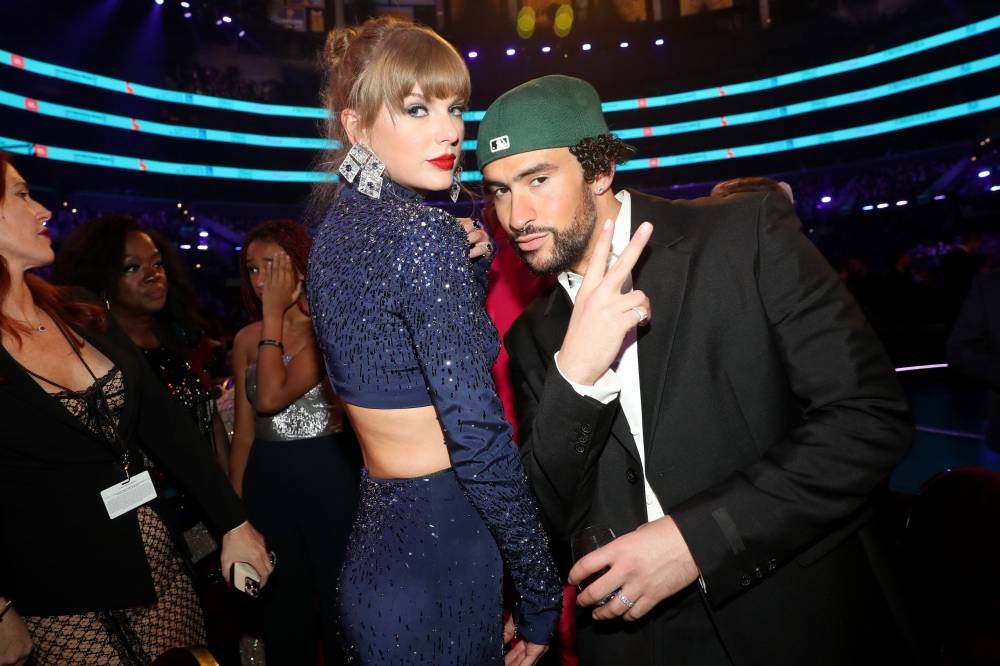 Taylor Swift (Izquierda) y Bad Bunny (Derecha) posan juntos para una foto en la gala de los Grammy 2023 / Twitter @RecordingAcad