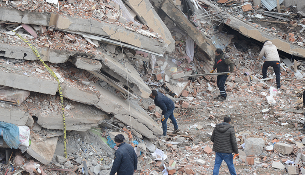 Rescatistas y voluntarios realizan operaciones de búsqueda y rescate entre los escombros de un edificio derrumbado, en Diyarbakir, Turquía.AFP
