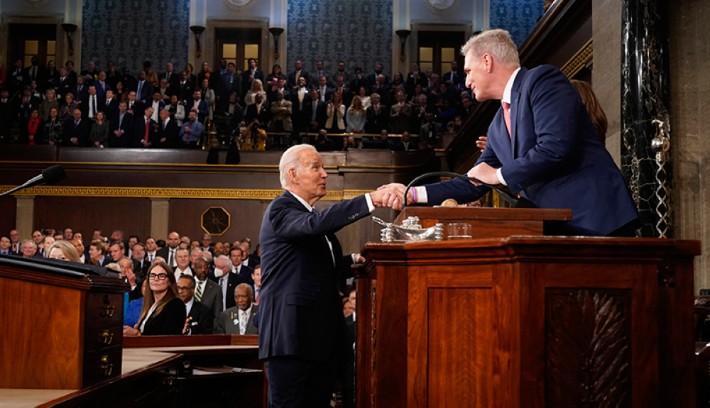 En un gesto de unidad Joe Biden saluda al republicano y presidente de la Cámara de Representantes, Kevin McCarthy antes de su discurso de Estado de la Nación.AFP