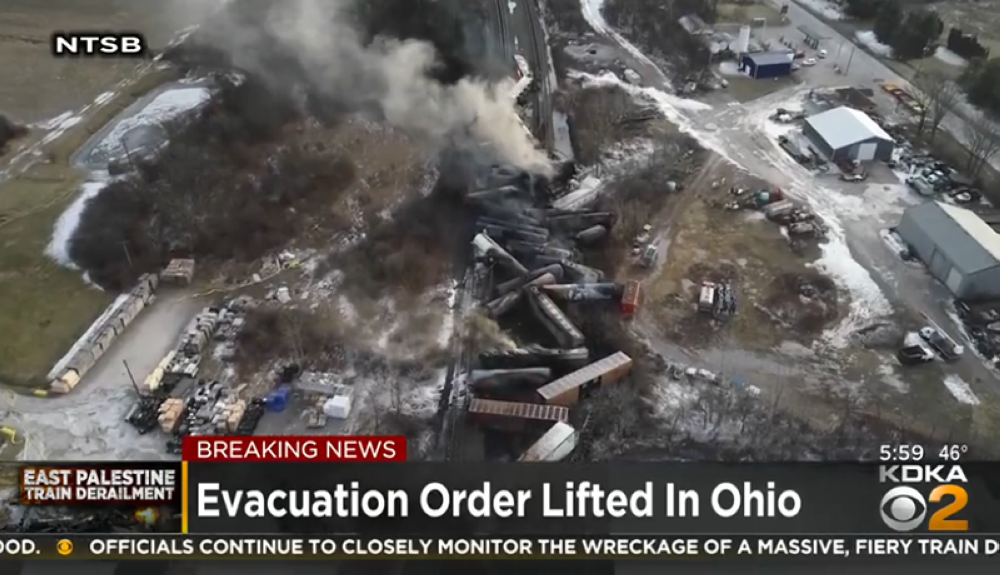 Imagen de televisión sobre el choque de trenes en East Palestine, Ohio.CBS