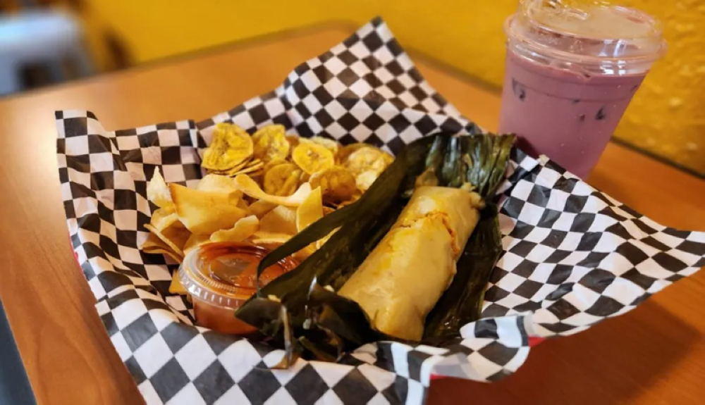 Los tamales salvadoreños son uno de los platillos más consumidos por los clientes / Cortesía Houston Food Finder.  