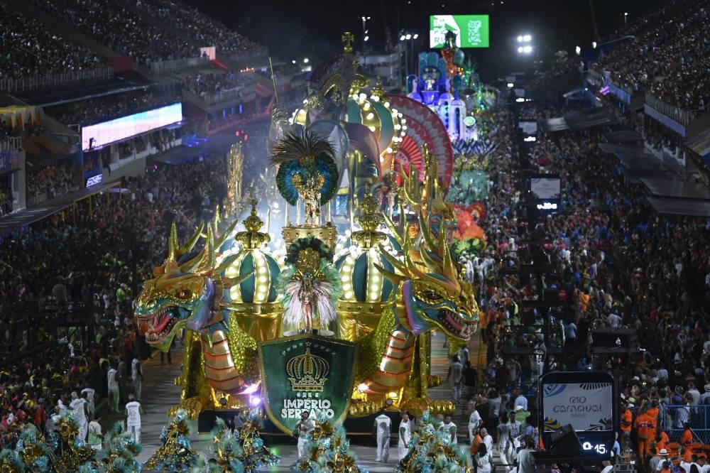Miembros de la escuela de samba Imperio Serrano actúan durante la primera noche del desfile del Carnaval de Río en el Sambódromo Marqués de Sapucai en Río de Janeiro, Brasil, el 19 de febrero de 2023 / AFP