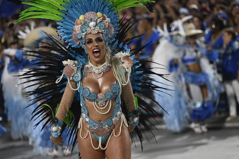 Un miembro de la escuela de samba Unidos da Tijuca se presenta durante la primera noche del desfile del Carnaval de Río en el Sambódromo Marques de Sapucai en Río de Janeiro el 20 de febrero de 2023. / AFP