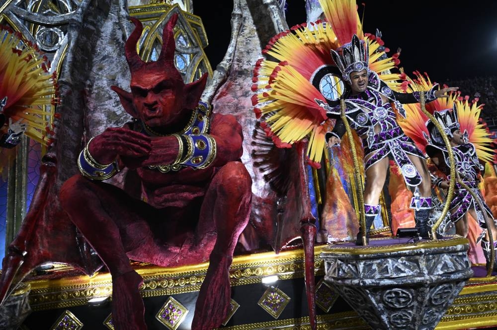 Miembros de la escuela de samba Salgueiro actúan durante la primera noche del desfile del Carnaval de Río en el Sambódromo Marqués de Sapucai en Río de Janeiro el 20 de febrero de 2023. / AFP