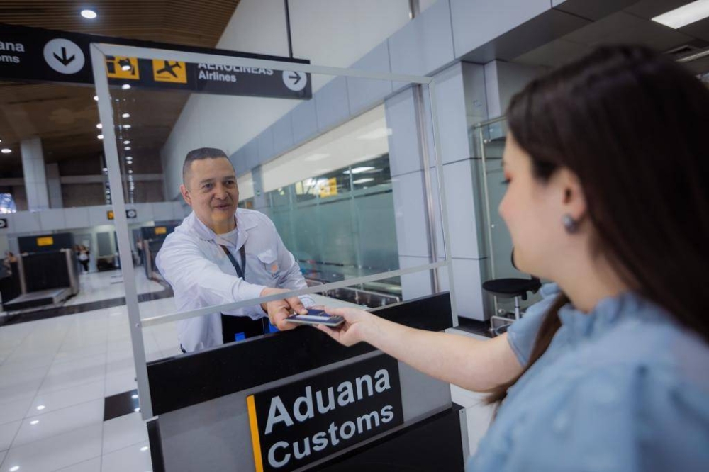 Con la digitalización, el agente aduanero registrará el pasaporte para determinar si el pasajero tiene que declarar mercancías. /Cortesía