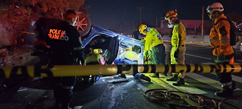 El automotor quedó volcado producto del accidente / Cortesía PNC.