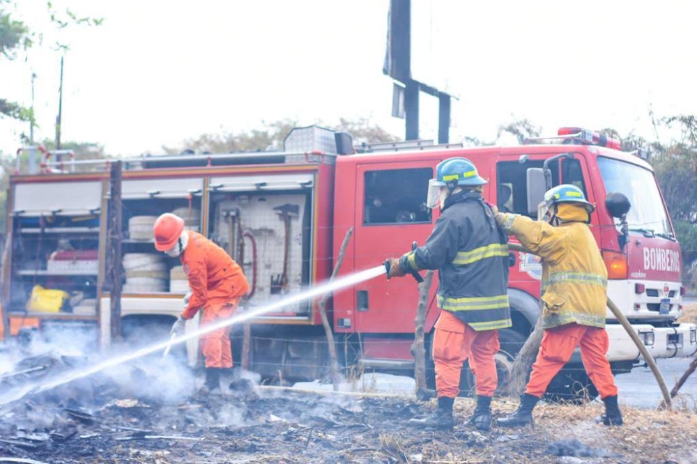 Incendio en el kilómetro 52 de la carretera Panamericana, jurisdicción del municipio de San Cayetano Istepeque, / Bomberos.