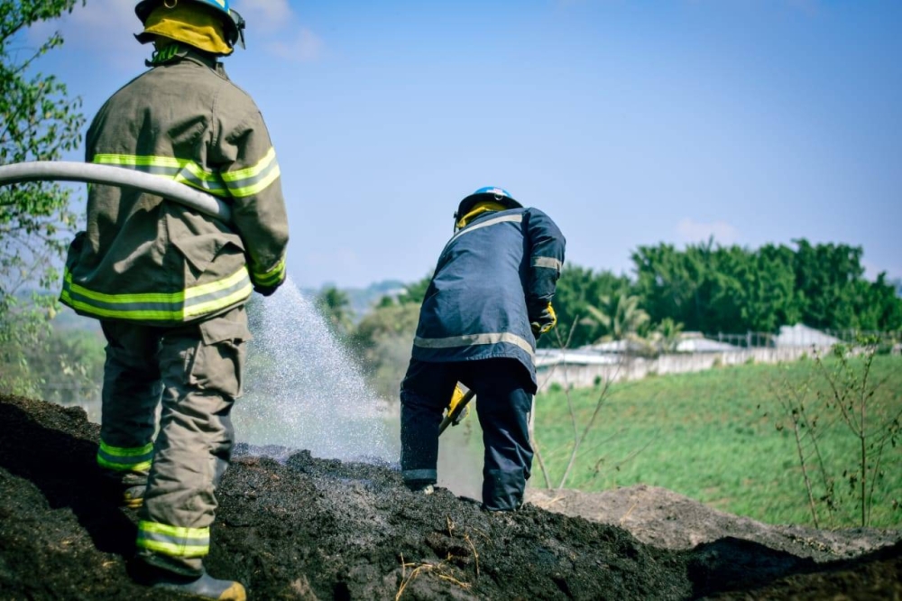 Bomberos atendieron un incendio en terreno con gallinaza y composta, en el kilómetro 38 de la carretera hacia San Juan Opico, La Libertad / Bomberos.