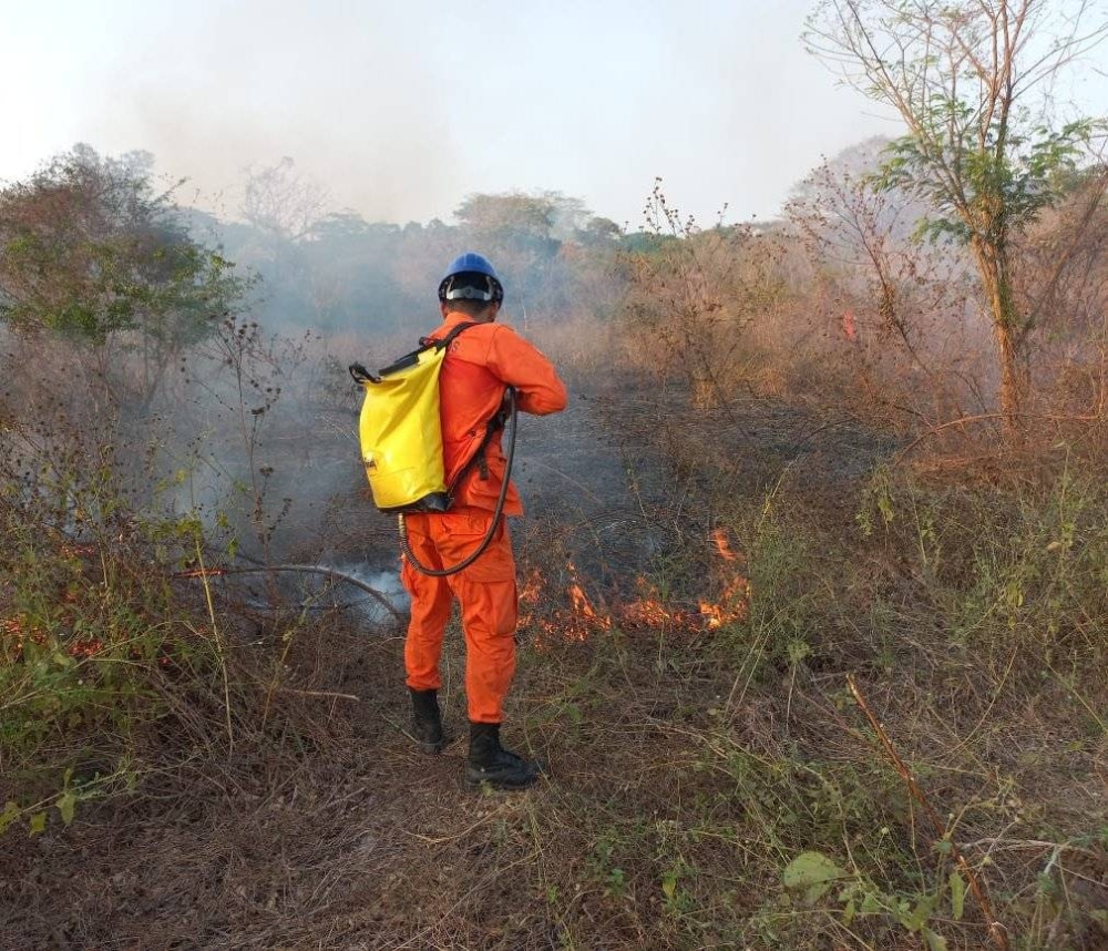 Los bomberos instaron a la población a evitar hacer cualquier tipo de quema.