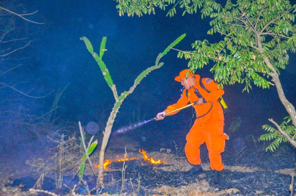 Bomberos atendieron un pequeño incendio en maleza seca en horas de la noche.