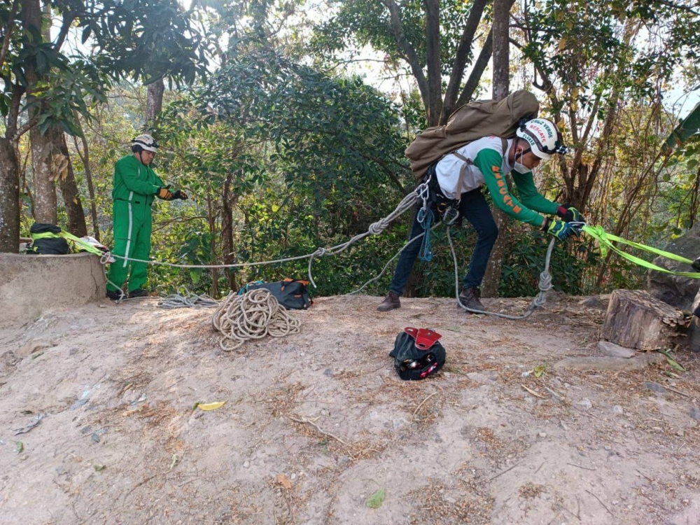 Cruz Verde seccional Santa Anita acudió al rescate del hombre que habría caída en un barranco. / Cortesía.