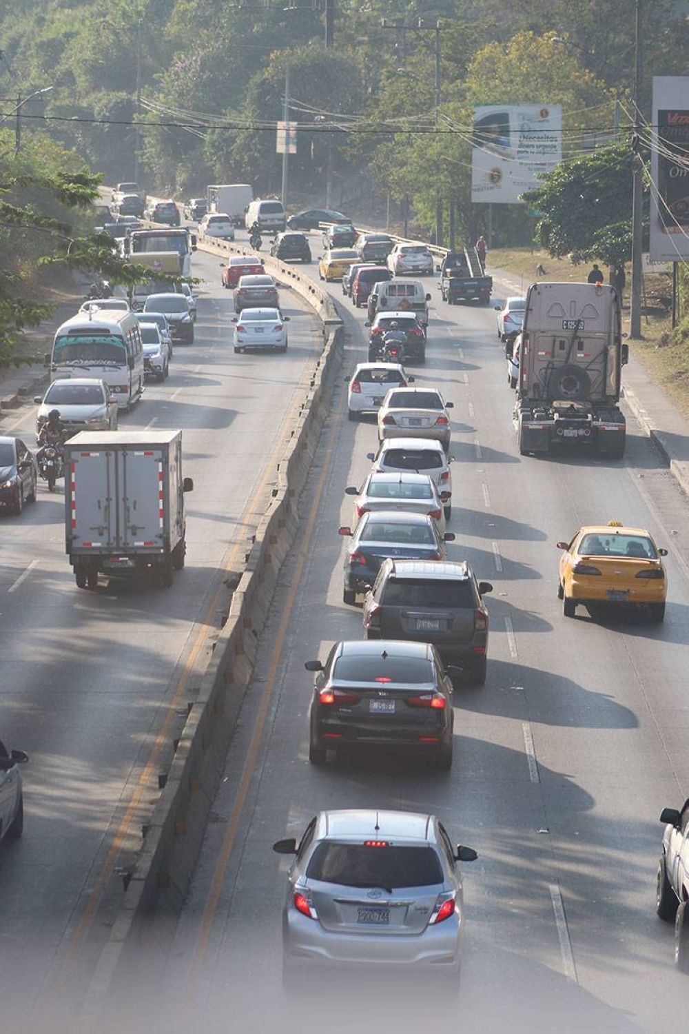 La odisea es similar en la carretera Panamericana, en la zona conocida como Los Chorros, entre Colón y Santa Tecla, a las 7:00 a.m. / Francisco Valle