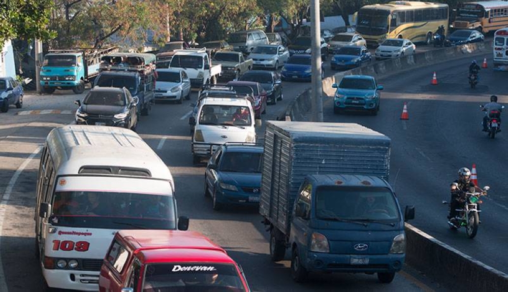 La carretera Troncal del Norte hacia San Salvador, a las 7:00 de la mañana. / Francisco Valle